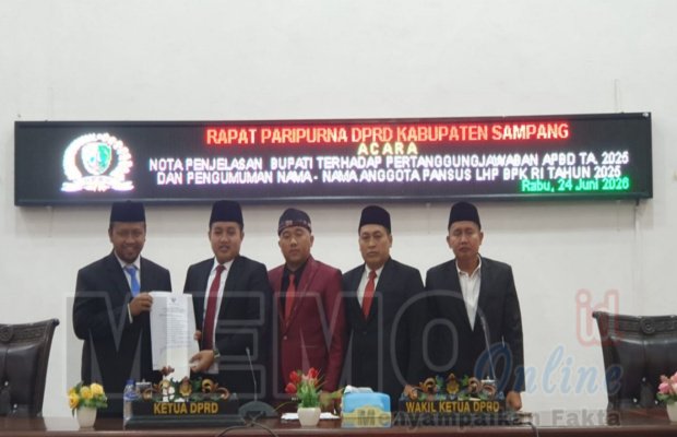 Foto: Wakil bupati Sampang KH. Achmad Mahfud (kiri) bersama ketua DPRD Sampang H. Rudi Kurniawan