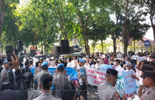 Foto : Ribuan massa aksi di depan kantor DPRD Sampang