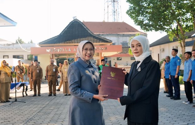 Foto: Nur Aisyah Berlian menerima SK dari Bupati Lumajang ‎