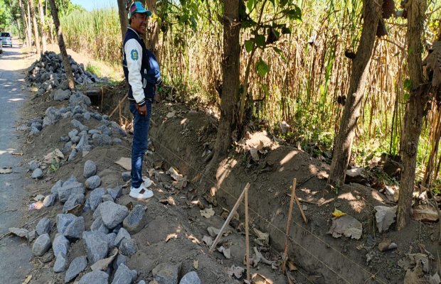 Foto: lokasi proyek ditinjau, tatanan batu disebagian pondasi dan naik keatas, juga mencurigakan.