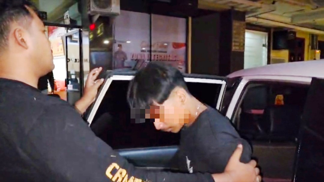 Foto : Pelaku saat tiba di Mapolres Lumajang ‎ 