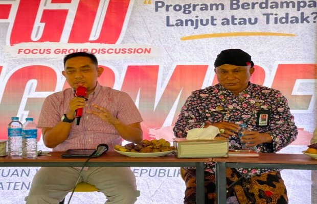 Foto: Hairul Anwar, Anggota Komisi 1 DPRD Sumenep (kiri) dan Kadisdik Sumenep Moh. Iksan (kanan)