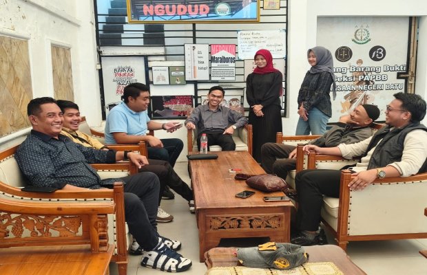 Foto: Delapan kuasa hukum mantan Kepala UPT Pasar Induk Among Tani saat mendampingi kliennya