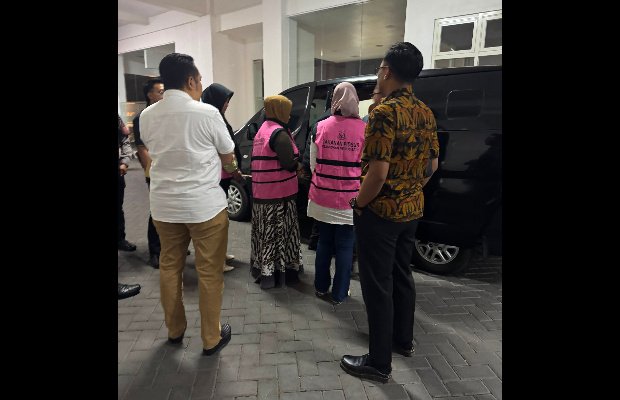 Foto: 3 Tersangka Korupsi KUR Fiktif Kota Batu saat Dimasukkan mobil tahanan