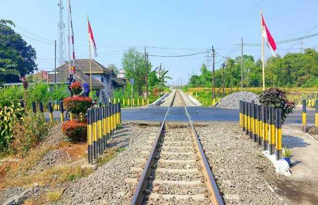 Foto: Perbaikan Jalan Rel di Jalur Perlintasan Langsung ( JPL ) 13 Jorongan - Leces dan JPL 32 Malasan 