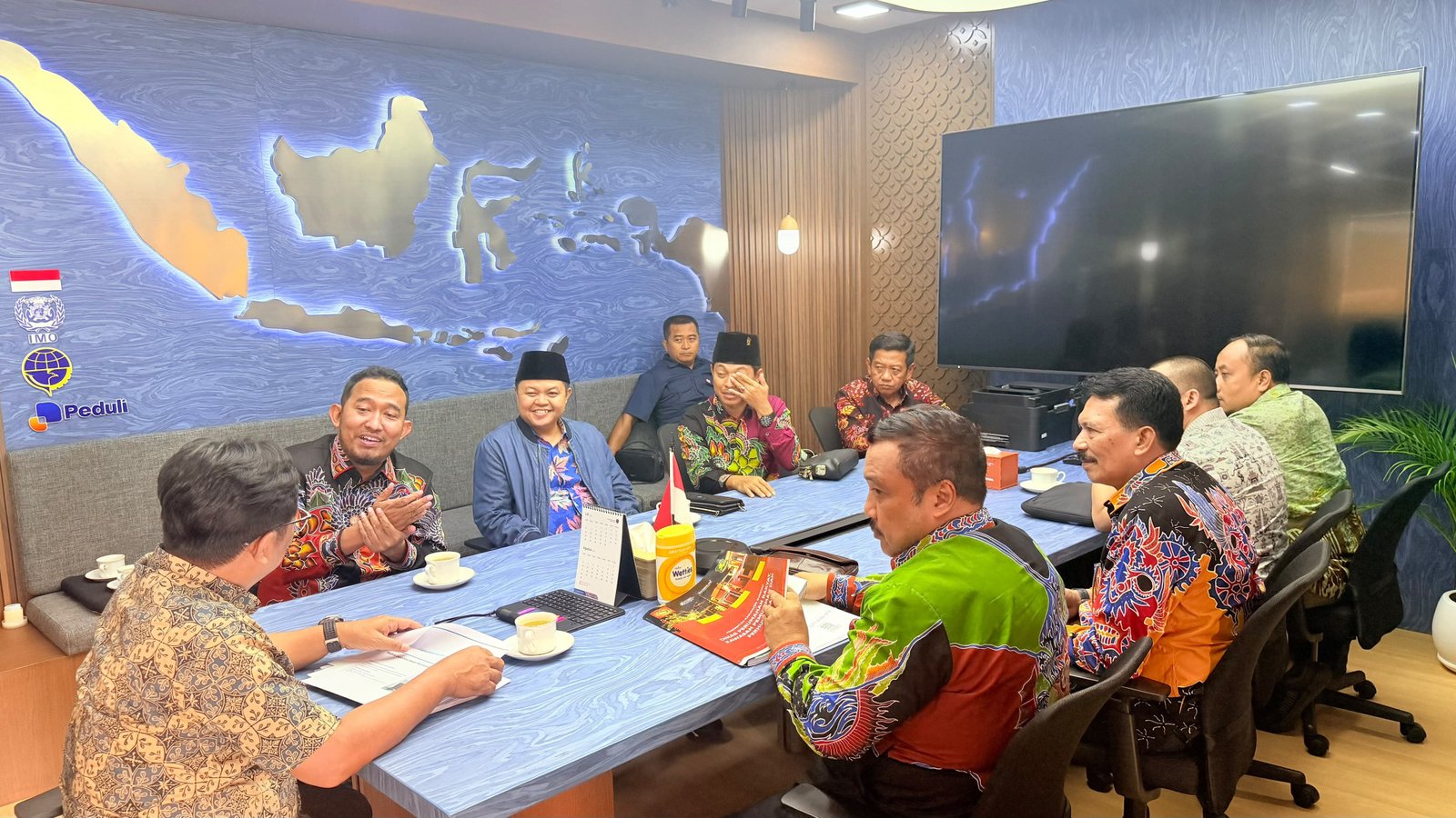 Foto: Bupati Sumenep Achmad Fauzi Wongsojudo (Dua dari kiri) bersama Direktur Jenderal Perhubungan Laut 