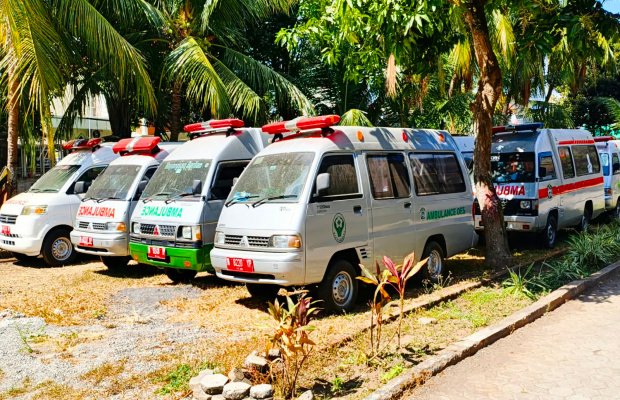 Foto : Ambulans desa terparkir di halaman kantor DPMD Lumajang ‎ 