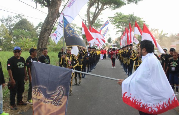 Foto: Kades Palangan pimpin langsung pelepasan peserta pertama.