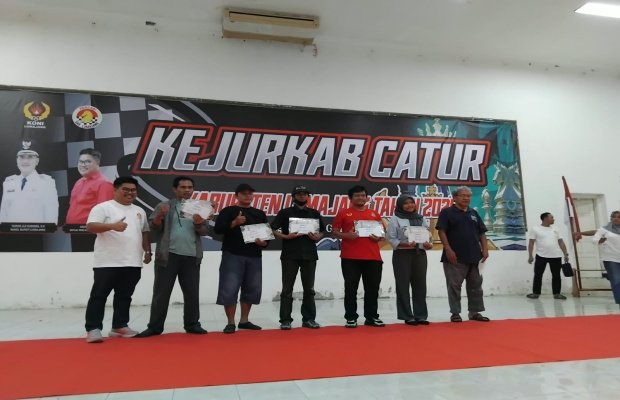 Foto : Suasana saat pemberian piagam dan hadiah kepada para pemenang