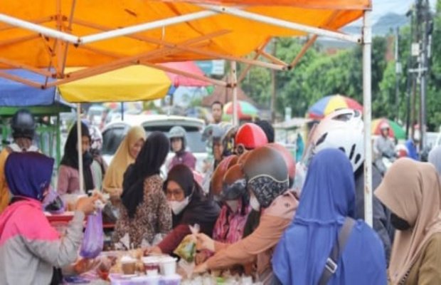 Foto: Pelaku UMKM saat berjualan Selama HUT RI ke 81di Plalangan Kalisat