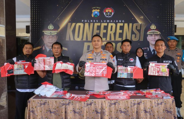 Foto : Kapolres Lumajang (tengah) menunjukkan barang bukti, didampingi Kasat Resnarkoba (kanan) dan anggotanya ‎ 