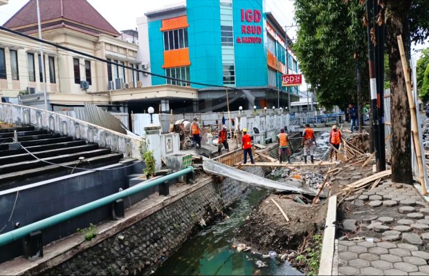 Foto : Pengerjaan proyek jembatan RSUD Lumajang ‎