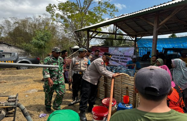 Foto: Penyalurkan 3.600 Liter Air Bersih untuk 440 KK Terdampak Kekeringan di Sepudi 