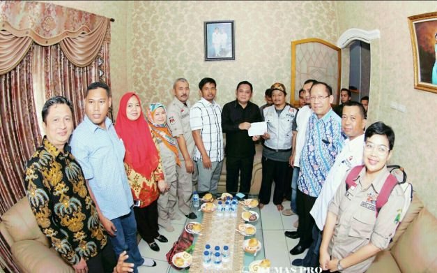 Ketua KPU Kabupaten Bekasi Idham kholik saat ditemui di kediaman Wakil Bupati Bekasi, Sabtu 20/01/18) 