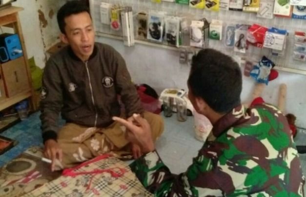 Foto: Babinsa Dungkek komsos dengan warga binaannya