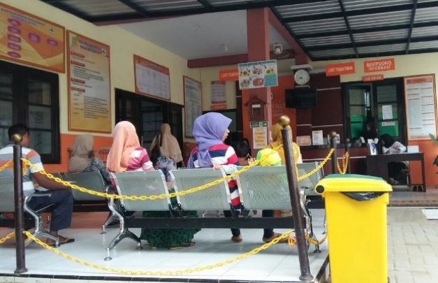 Foto: Ilustrasi pasien sedang antri di Puskesmas Bluto
