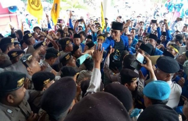 Foto Massa Aksi Ricuh Dengan Aparat