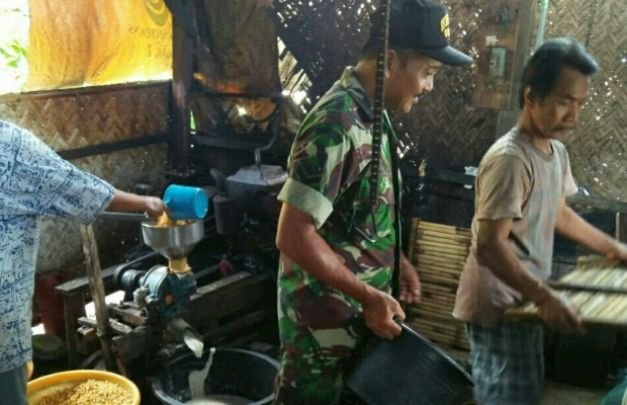Foto: Babinsa Masalembu Bantu Buat Kue Tradisional
