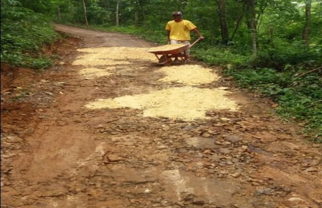 Foto Warga Larangan Badung saat Memperbaiki Jalan yang Rusak