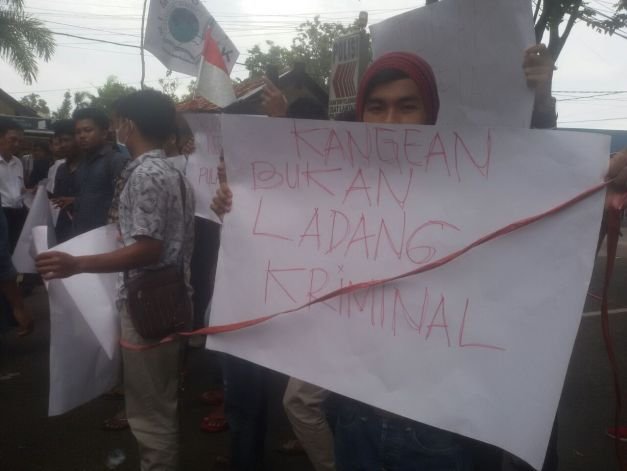 Foto: Salah Satu Peserta Aksi Ketika Melakukan Demontrasi Di Polres Sumenep