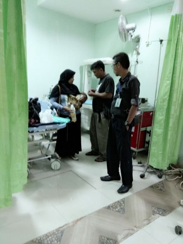 Bayi Penderita Tiga Penyakit Sekaligus Di Ruang Pemeriksaan RSUD Kabupaten Bekasi. 
