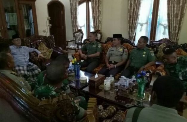 Dandim Ketika Kunjungan Dalam Rangka Komunikasi Sosial di Ponpes Attaqwa pusat Kp. Ujung Harapan Kel. Bahagia Kec. Babelan, Minggu  (18/2/2018). 