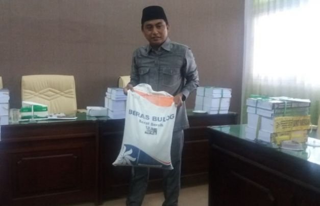 Foto Moh. Sahur Mengantongi Rastra yang Jelek
