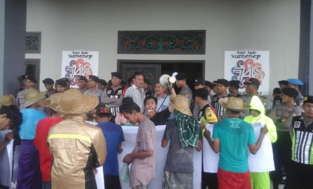 Foto : Tampak Mahasiswa Ketika Berorasi  di Depan Gedung DPRD Sumenep