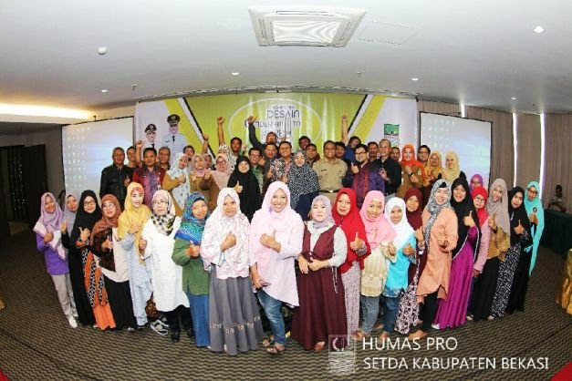 Foto Bersama Panitia Dan Peserta Lomba di Grand Zuri Hotel Cikarang Selatan, Senin (19/3/2018)