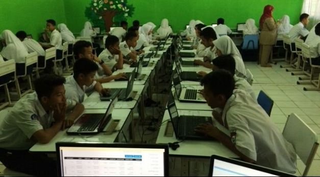 Siswa SMPN 1 Tambun Selatan sedang melakukan simulasi UNBK 2018 pada Selasa (20/3/2018)