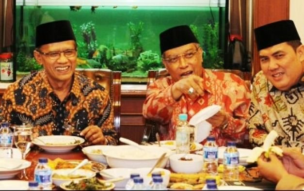 Ketua Umum PBNU, Said Aqil Siradj (tengah) saat makan bersama Ketua Umum PP Muhammadiyah, Haedar Nashir dan Sekjen PBNU Helmy Faishal Zaini (kanan) di kantor PBNU.