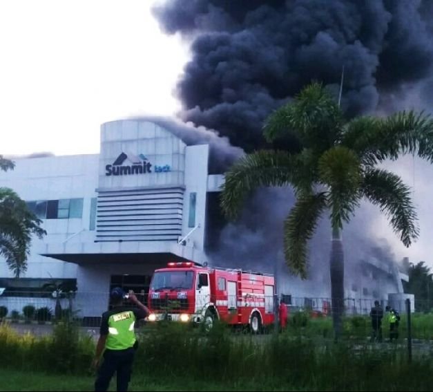 Kondisi kebakaran di PT Summit Tech, Cikarang Selatan, Senin (9/4/2018).