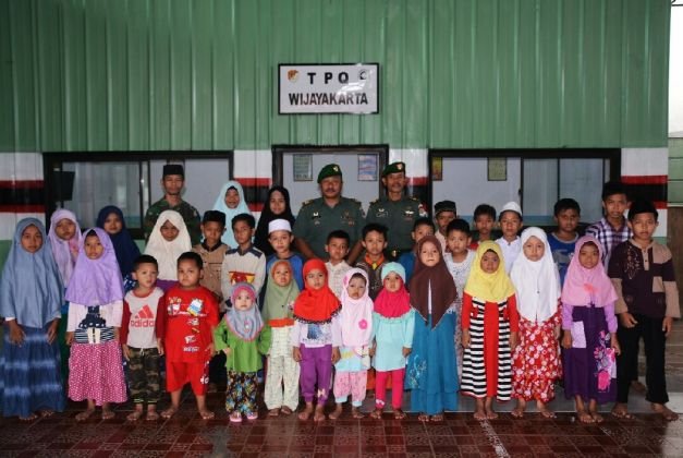 Kabintal Rem Kapten Inf Agus Baskoro saat meninjau langsung kegiatan belajar di TPQ Wijayakarta.