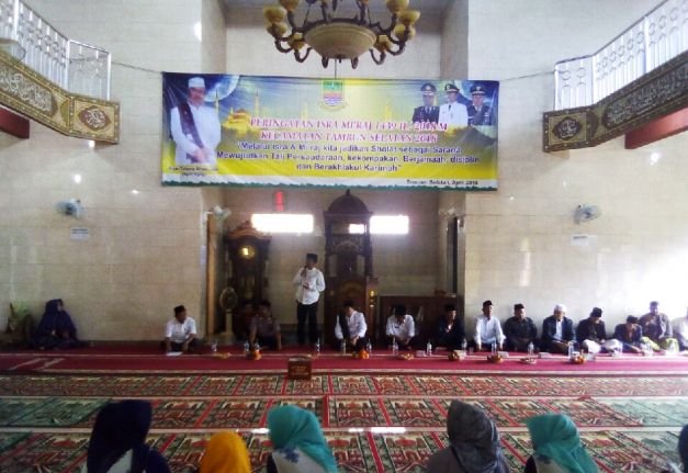 Camat Tambun Selatan, Iman S, mengadakan pengajian dalam rangka memperingati Isra’ Mikraj Nabi Besar Muhammad SAW tahun 2018 M/1439 H, Rabu (25/4/2018).