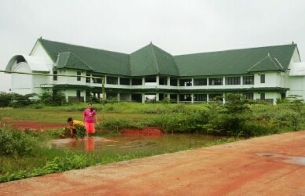 Gedung Islamic Center Bekasi seluas 3 Hektar yang mangkrak dan kondisinya dibiarkan terbengkalai.