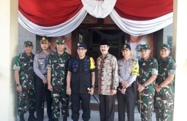 Foto Bersama Kapolda Jatim, Pangdam V/ Brawijaya, Pj. Bupati Pamekasan dan Segenap Jajaran Polres dan Dandim 0826 Pamekasan