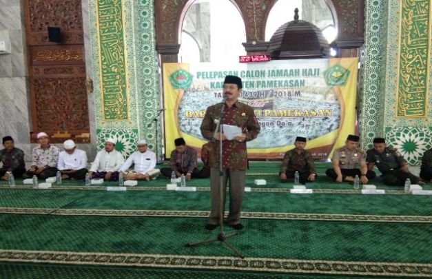 Foto Pj Bupati Pamekasan saat Memberi Himbauan Didepan Ratusan CJH
