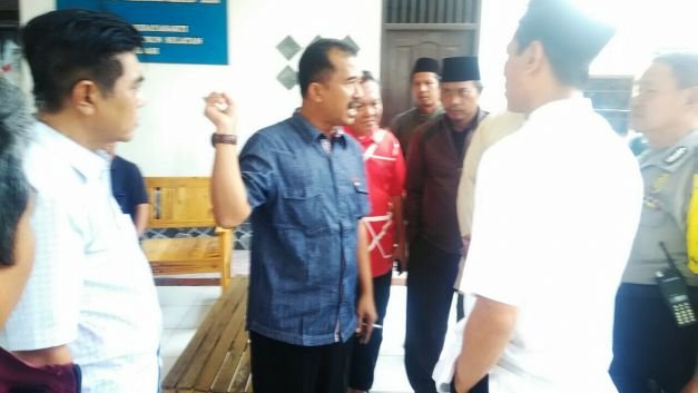 Camat Tambun Selatan, Iman Santoso Saat Pantau Persiapan Panitia Pilkades Desa Tridaya Sakti