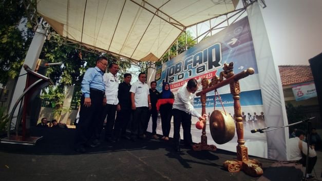 Pemukulan Gong Oleh Kadisnaker Kabupaten Bekasi, Edi Rochyadi, Menandai Dibukanya Job Fair 2018 Di Gedung Juang Tambun