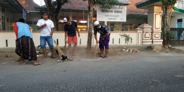 Foto : Sejumlah Pemuda Jaspenu Ketika Melakukan Kegiatan Nyapu Bareng Di Sepanjang Jalan Kecamatan Ganding