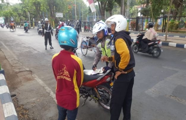 Foto : Satlantas Polres Pamekasan saat Melakukan Penindakan Kepada Pelanggar