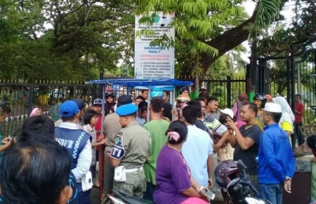 Foto : PKL Monumen Arek Lancor saat Cek-cok dengan Satpol PP
