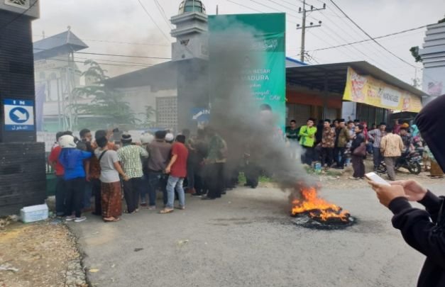 Foto : Puluhan Mahasiswa saat Menutup Pintu Gerbang Masuk Kampus IAIN Madura Sembari Berorasi