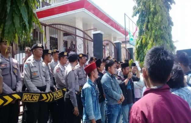 Foto : Puluhan Mahasiswa IAIN Madura saat Menyampaikan Aspirasinya di Depan Kantor Kejari Pamekasan