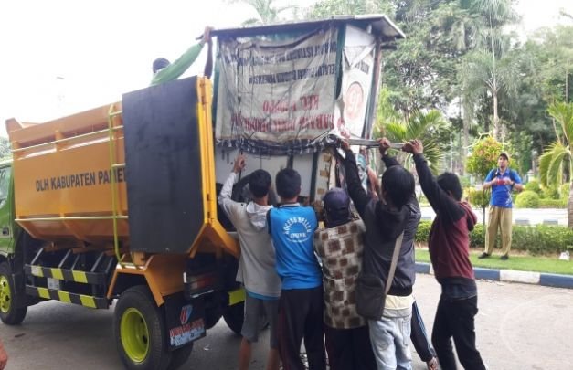 Foto : Petugas DLH Pamekasan saat Meringkus Gerobak PKL ke Truck