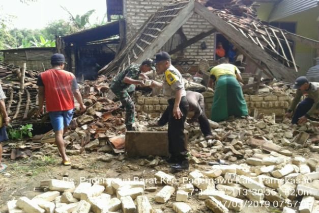 Foto : TNI/Polri dan Warga Setempat saat Membersihkan Kepingan Materiil Rumah Samsul Arifin