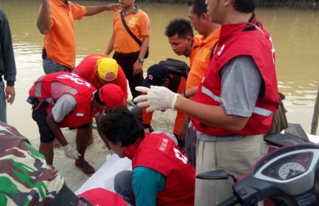Foto: evakuasi korban tenggelam di muara sungai kemoning Sampang