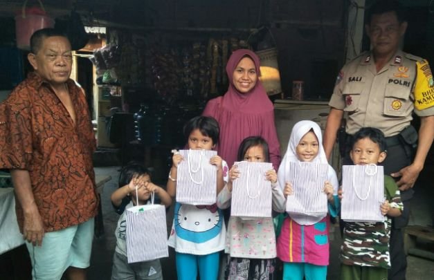 Foto: Kapolsek Kembangan bersama Ibu saat beri bantuan akat tulis anak warga