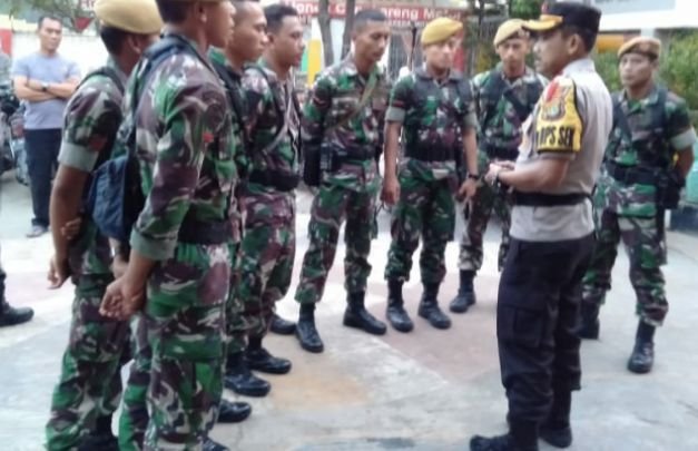 Foto: BKO TNI-AD Yon Arhanud 14 Cirebon  saat berpamitan ke Kapolsek Cengkareng