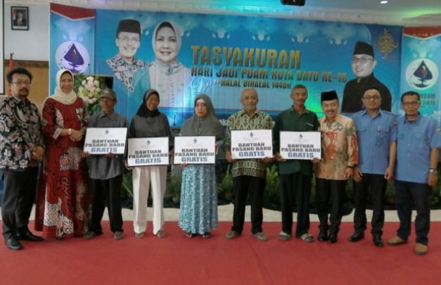 Foto: Walikota Batu didampingi Wakil Walikota Batu, Ketua DPRD Kota Batu bersama Dirut PDAM Kota Batu 